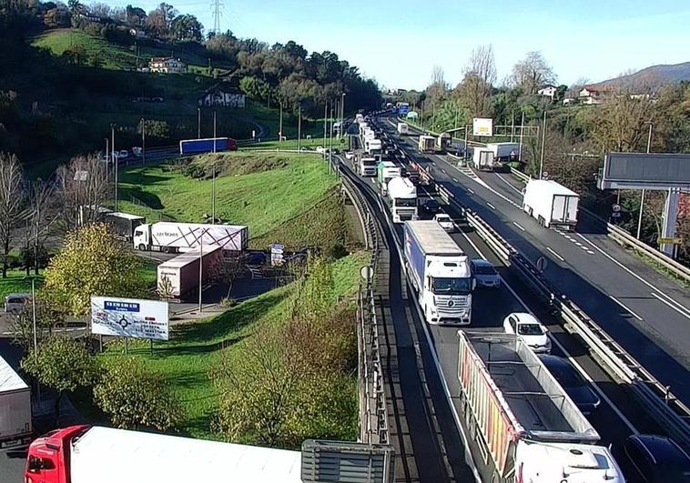 4 kilómetros de retenciones en la muga en el inicio del Puente de la Constitución